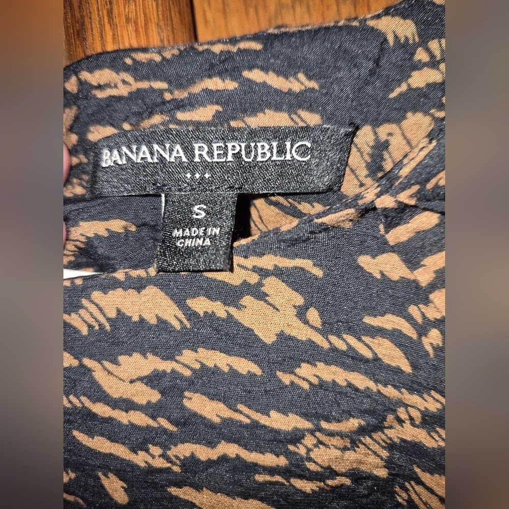 Banana Republic, Black and Brown Key Hole CROP TOP/ blouse Size Small - Picture 4 of 5